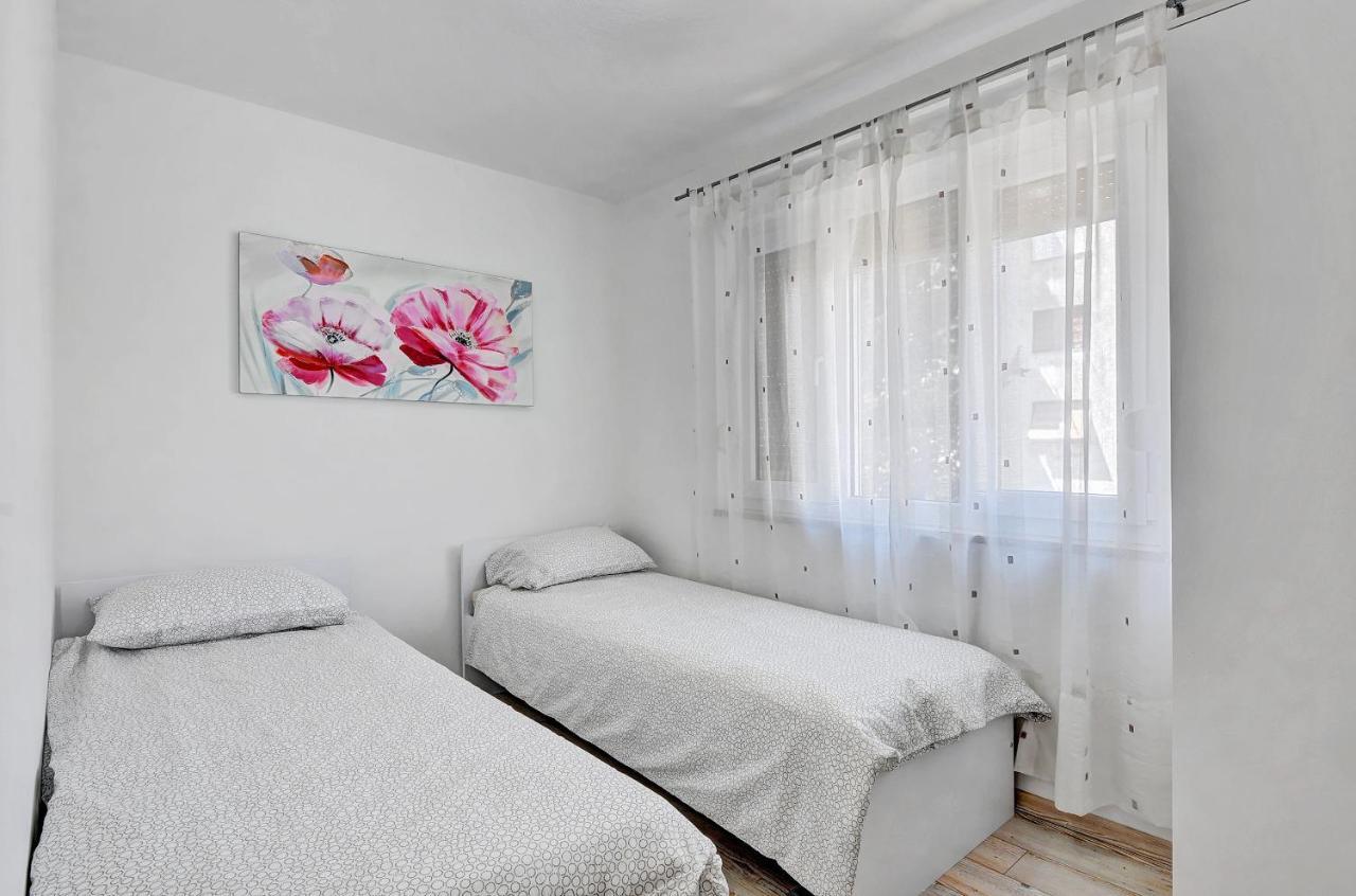 Lina Apartment Pula Bagian luar foto