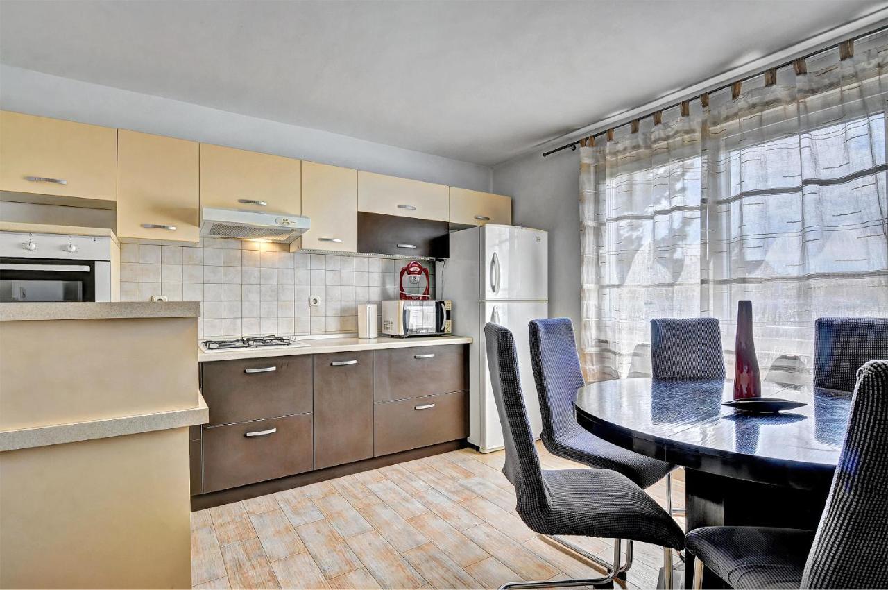 Lina Apartment Pula Bagian luar foto