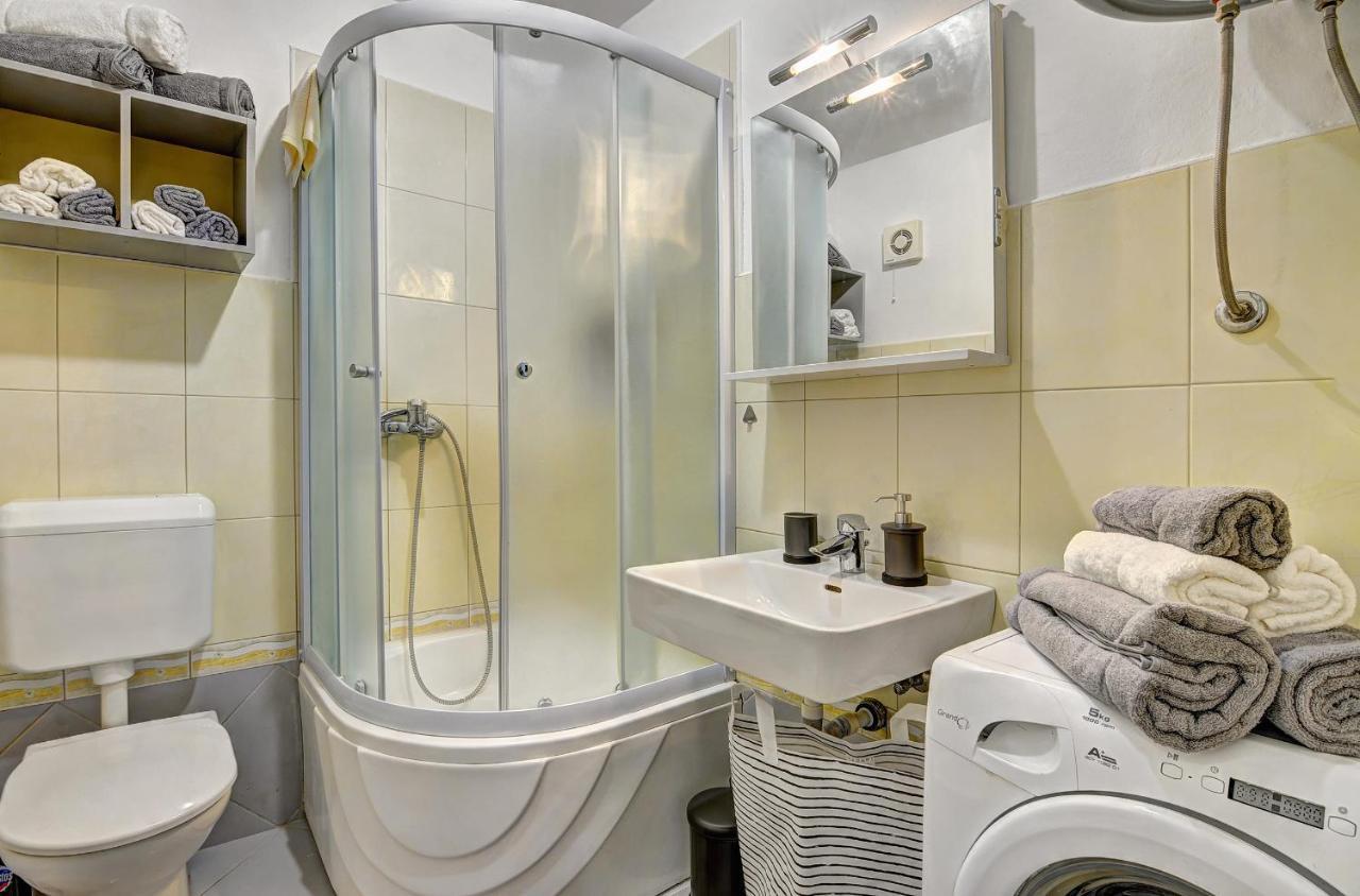 Lina Apartment Pula Bagian luar foto